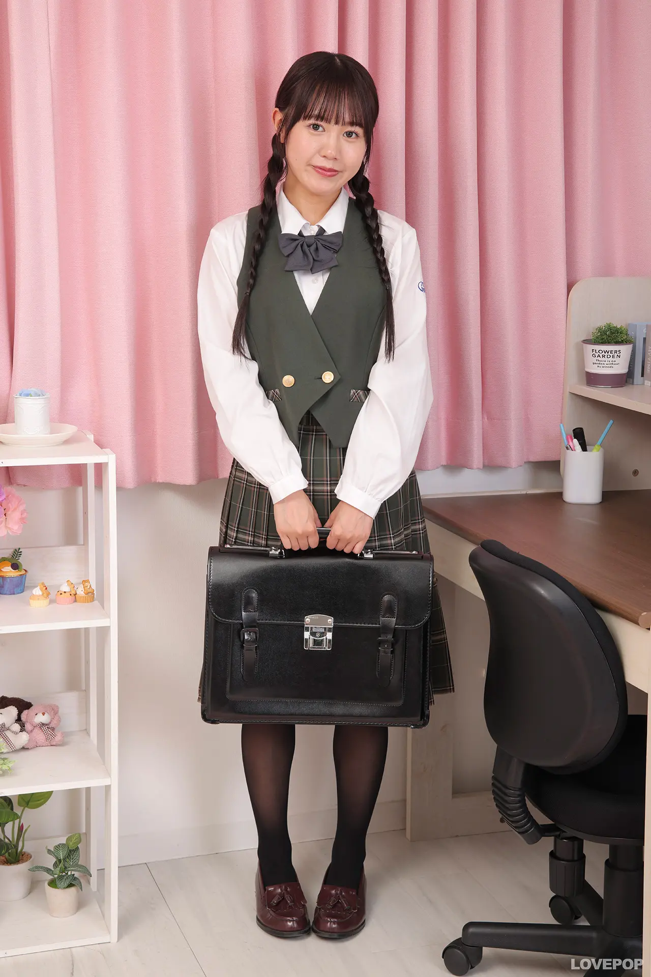 綾美なな-ラブポップ-制服-新着パンチラ-202601-1