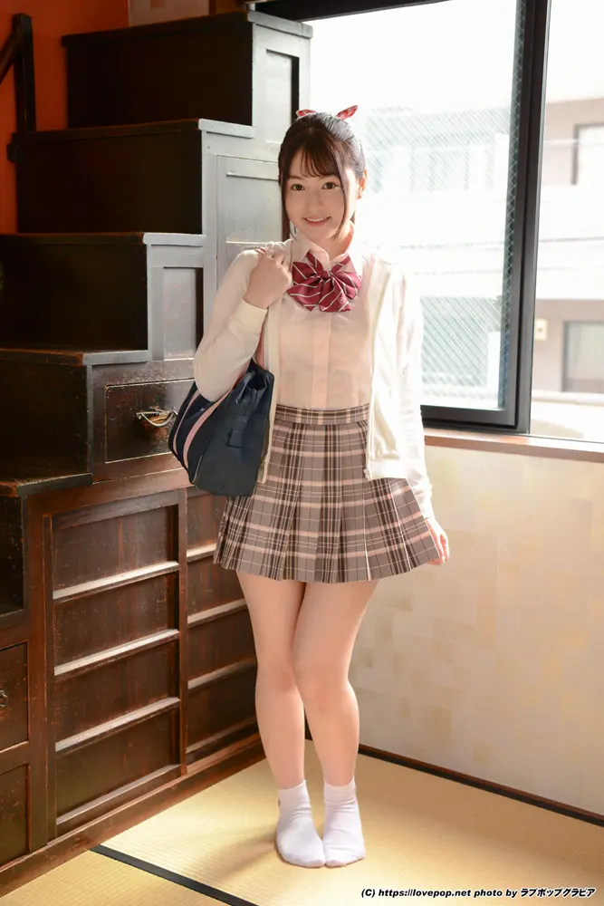 平野もえ-ラブポップ-制服パーカー-パンチラ-1