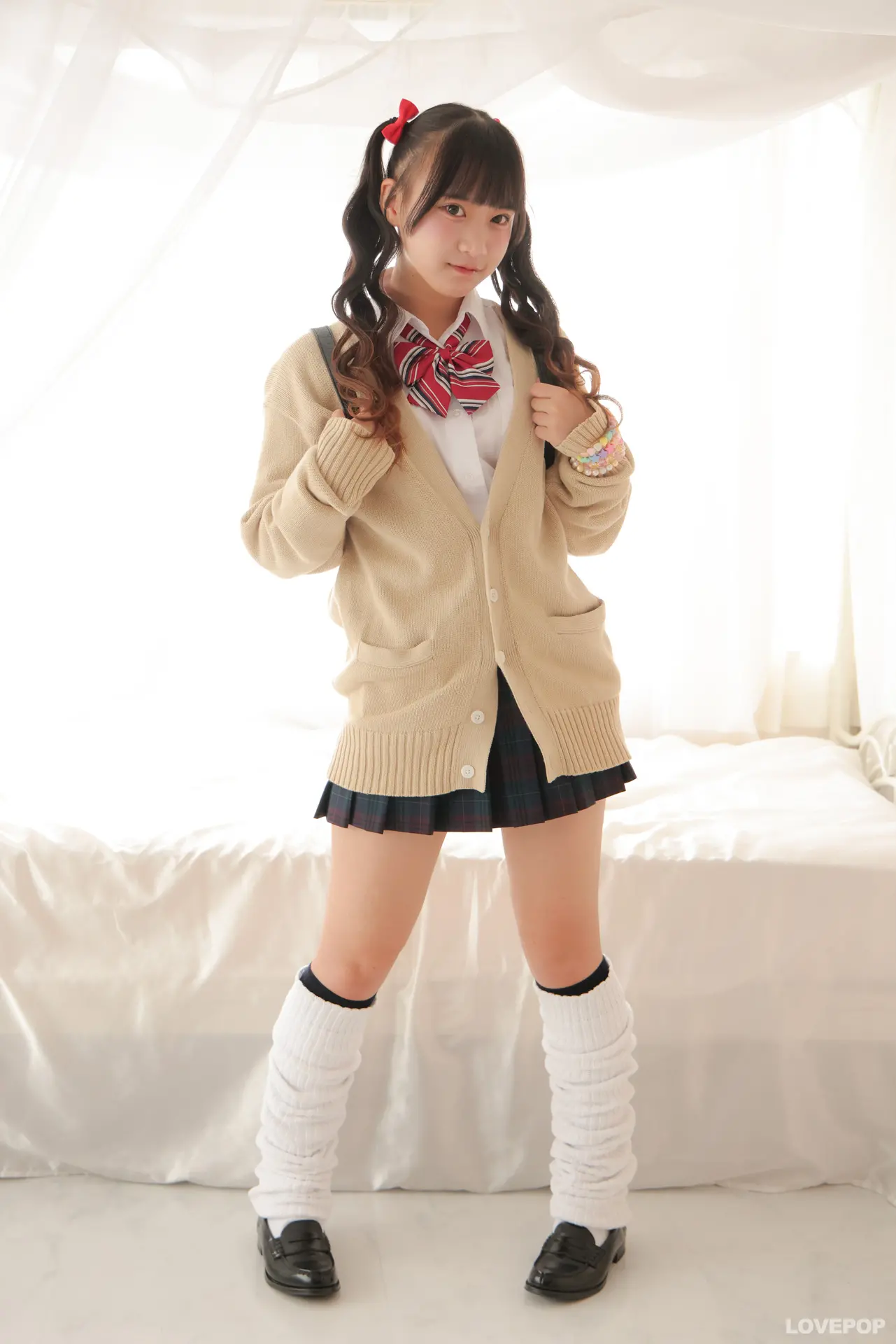 愛染ねね-ラブポップ-制服1-パンチラ-1