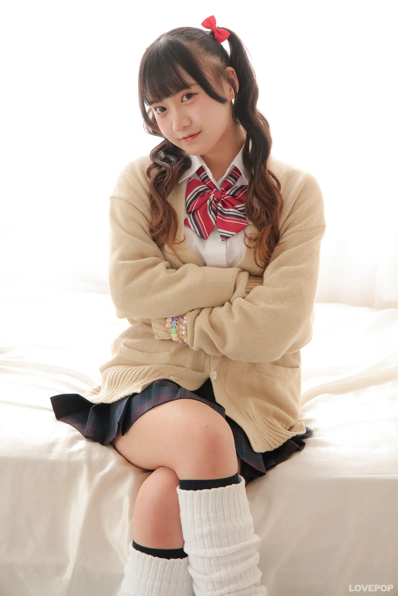 愛染ねね-ラブポップ-制服1-パンチラ-2