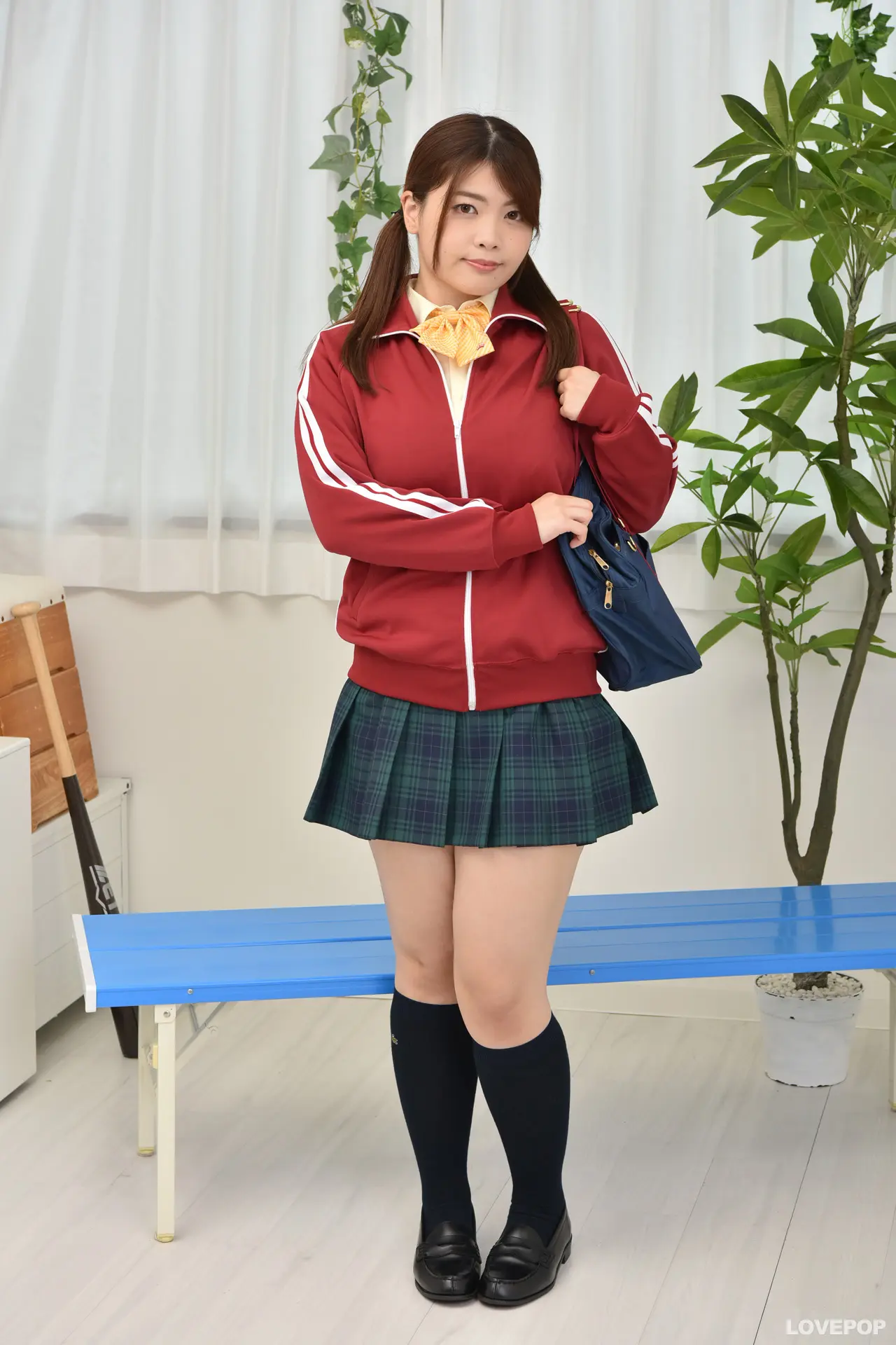 新山ちなつ-ラブポップ-ミニスカ-パンチラ-1
