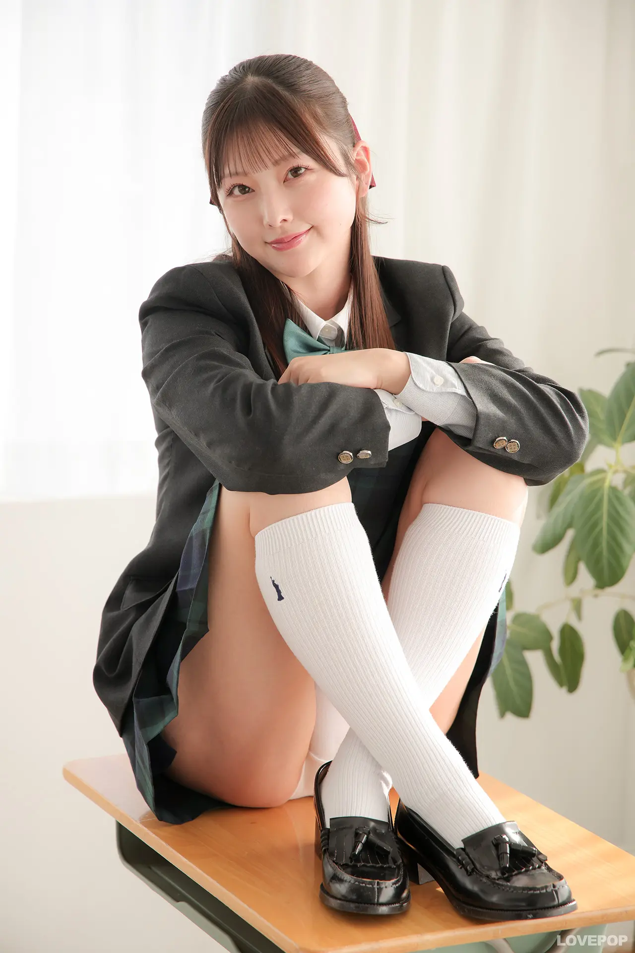 松本みいな-ラブポップ-ブレザー-パンチラ-3