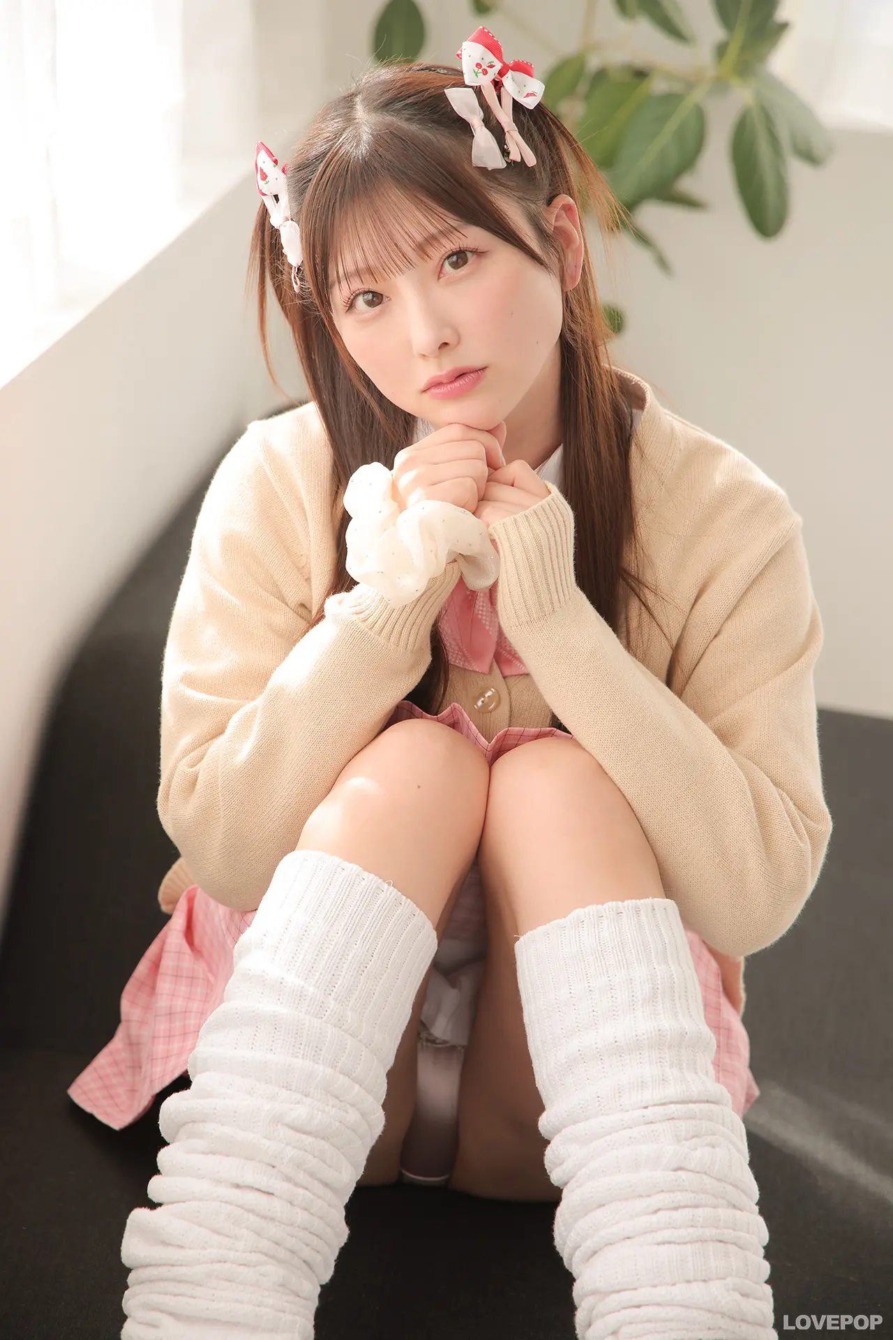 松本みいな-ラブポップ-制服-パンチラ-4