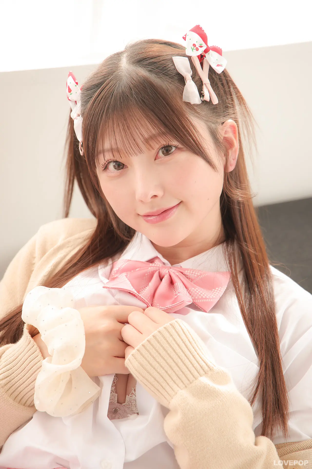 松本みいな-ラブポップ-制服-パンチラ-5