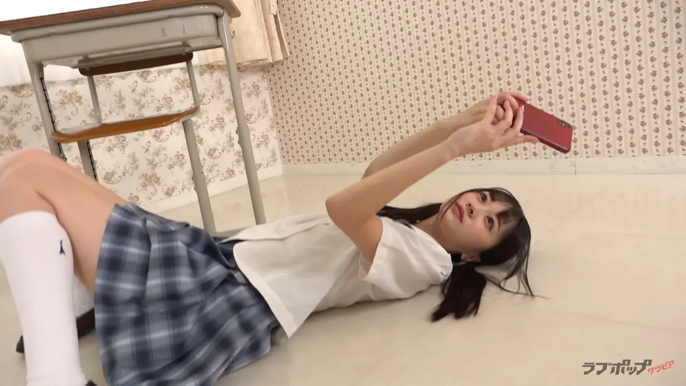 浜田翔子-ラブポップ-制服-パンチラ-10