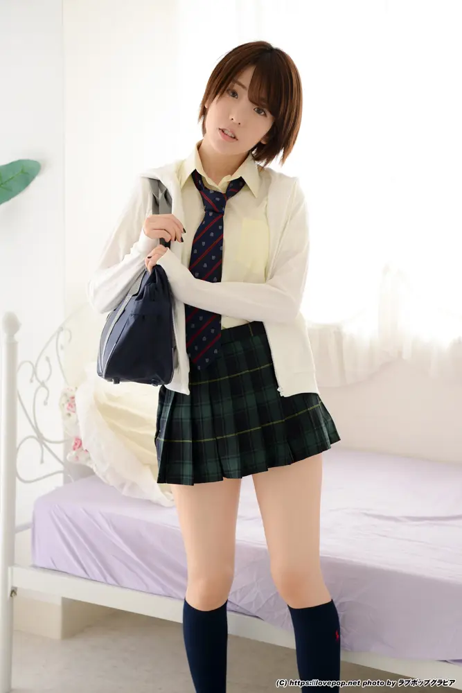 白石みずほ-ラブポップ-制服パーカー-パンチラ-1