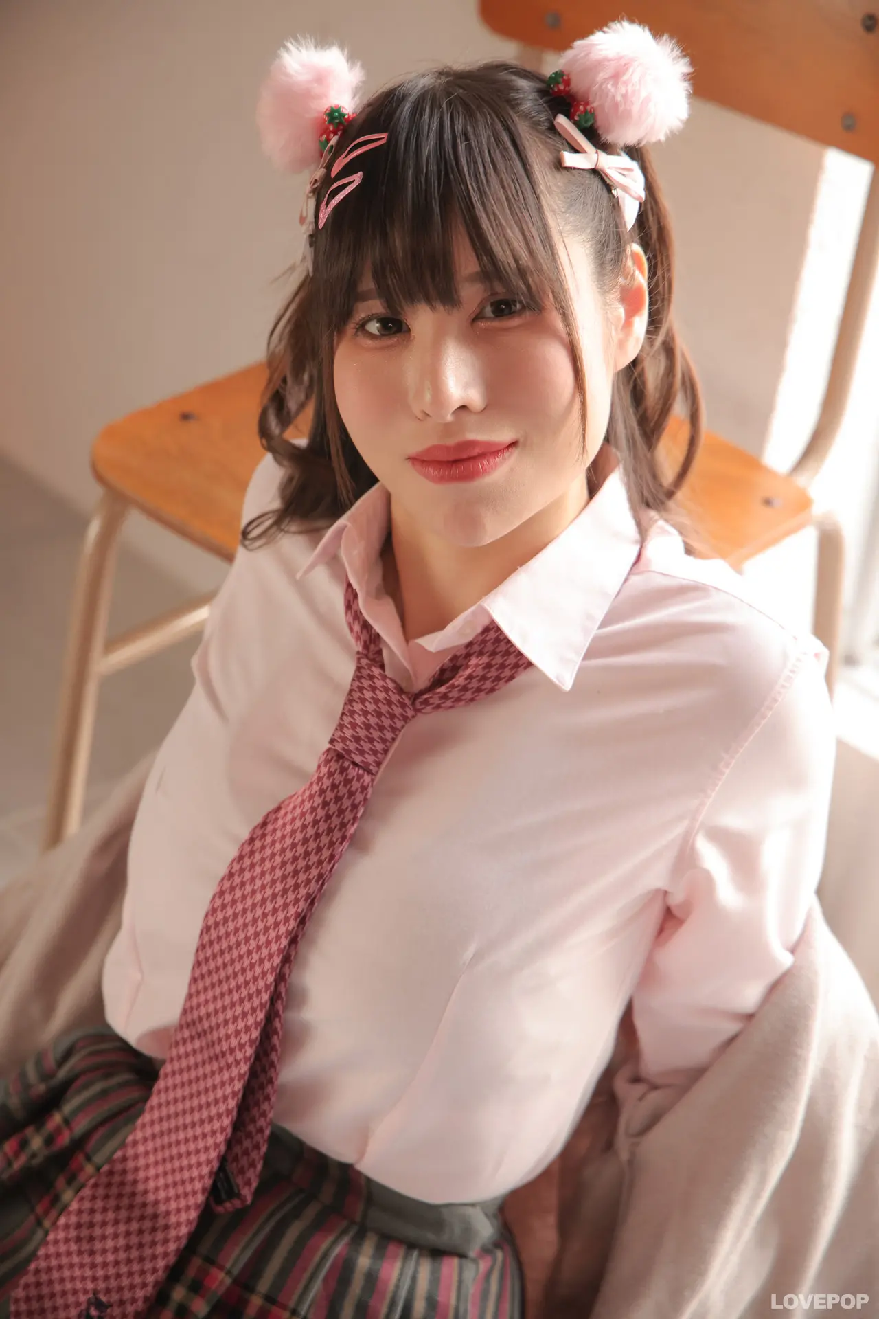 羽生ゆか-ラブポップ-制服-パンチラ-4