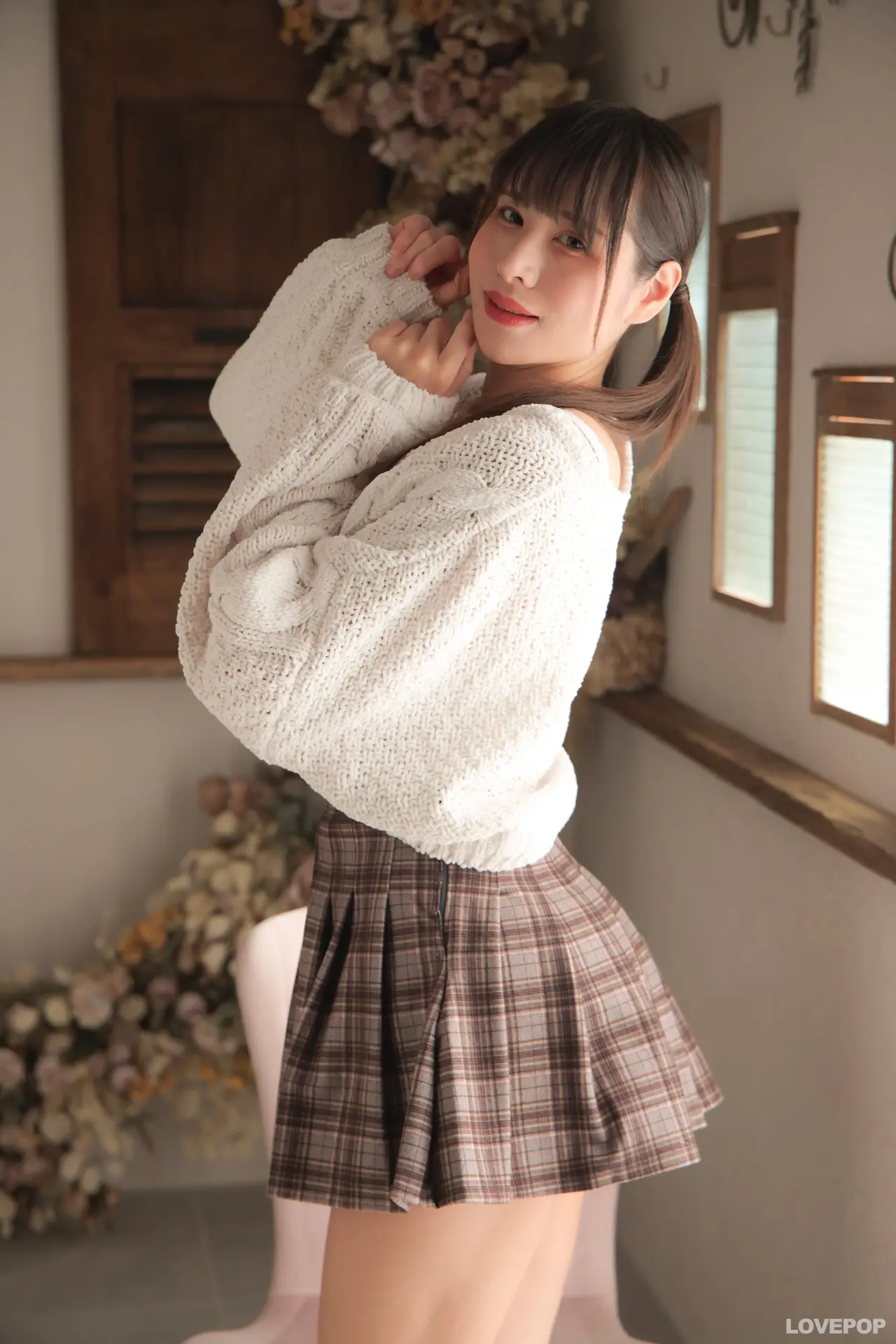 羽生ゆか-ラブポップ-私服-パンチラ-2