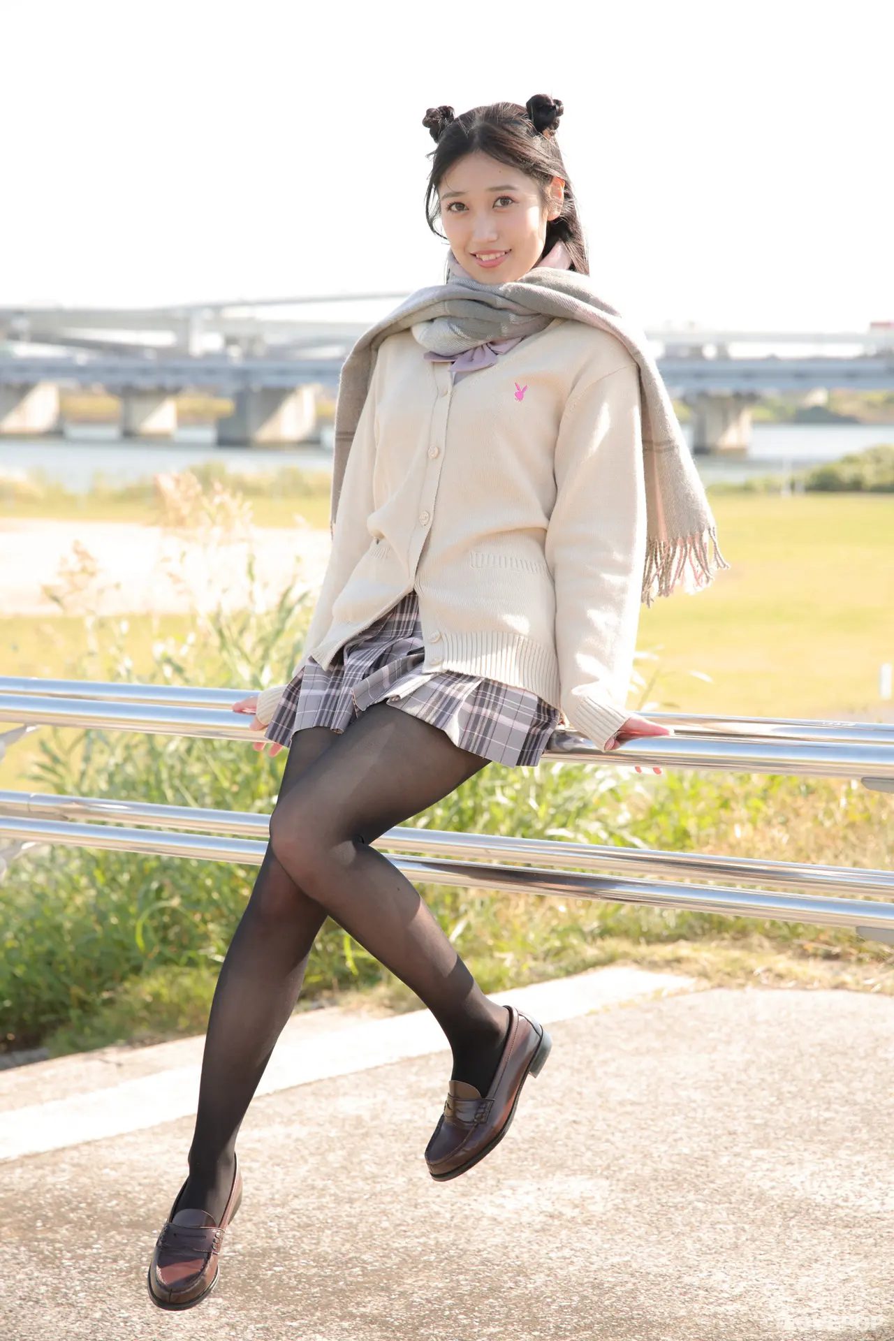 西緒りり-ラブポップ-制服-パンチラ-1
